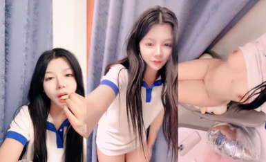 【小狐狸】剛剛成年的極品小嫩模真的超級超級嫩 這顏值這身材完全不輸抖音網紅了脫到一絲不掛誘惑觀眾很漂亮的一線天 (2)