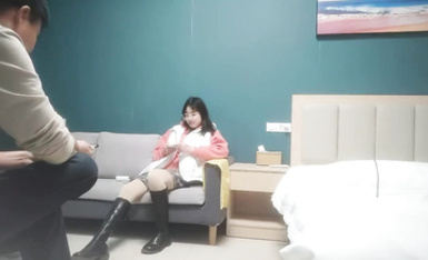 眼鏡妹極品大胸，表面清純內里騷，脫光後判若兩人，淫盪小嬌娃，舌吻啪啪激情如火