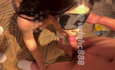 我的槍好長 跟粉絲一起伺候小騷貨 騷貨在我身上騎乘粉絲在下面舔交合出處流出的白漿打飛機 畫面十分淫盪