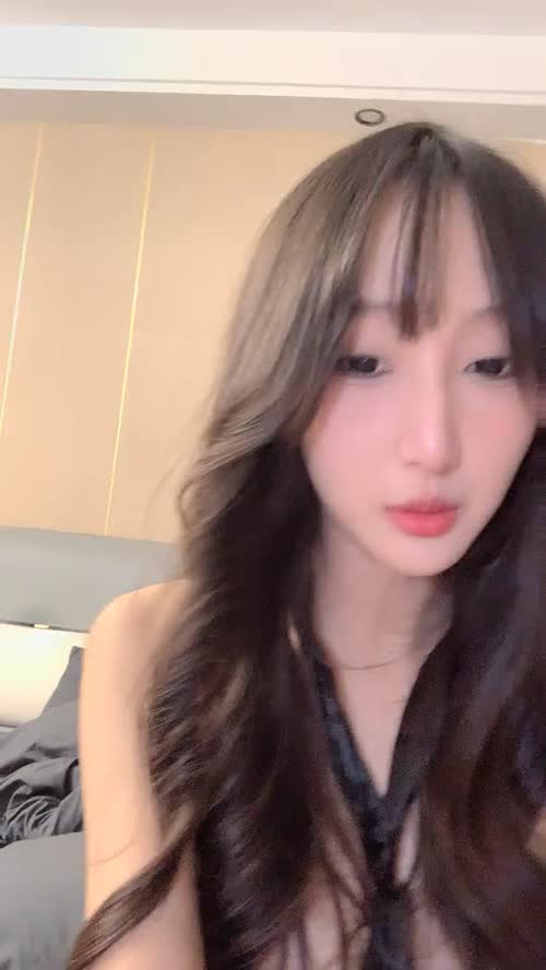 颜值绿播下海，日入过万，极品女神，蜂腰翘臀尤物每天发嗲，直播间礼物横飞，精彩万分