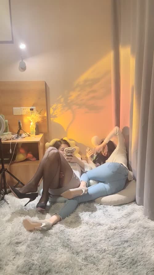 【初恋的香味】，终于抗不住了，吃了药连续干一天，极品女神姐妹花，无套轮插，人气高居不下