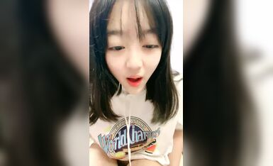 01年刚播邻家妹妹清纯嫩妹，没穿内裤撩起卫衣翘臀，掏出白皙奶子，张开双腿手指扣穴，换着诱惑娇喘呻吟