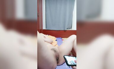 妩媚风情的小少妇全程露脸跟小哥激情啪啪，让小哥亲着小嘴吃着奶子抠着骚逼好多淫水，舔逼口交压在身下爆草