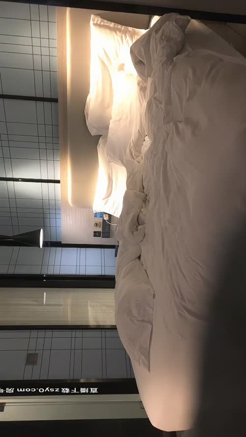 齐逼小短裤光滑美腿网红外围美女，小骚货里面没穿内衣，洗完澡进入正题，骑在身上磨蹭，口硬正入猛操娇喘呻吟好听