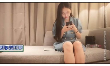 9總全國探花高顏值甜美大奶萌妹，沙發調情近距離拍攝再到床上操，快速抽插呻吟嬌喘