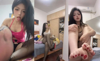 最新流出，抖音極度反差絲襪婊【梨梨美襪】定製福利，淫語勾引摸逼阿黑顏 (1)