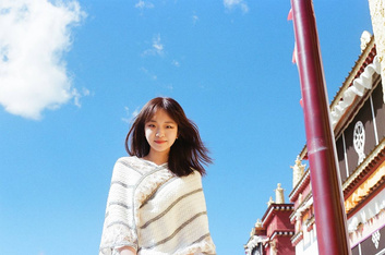 2025年新流，雲盤高質露臉泄密，阿黑顏式苗條小可愛被邪惡叔叔乾的面目扭曲，洗澡造愛換衣完全曝光