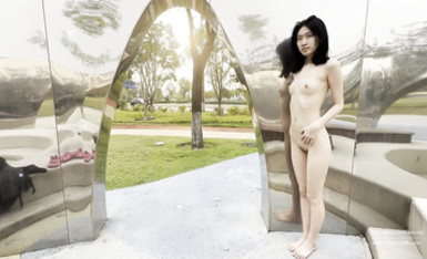 網紅高顏值美少女團隊【西萌工作室】極品在校女大學生【瀨瀨】新發布 白天夜晚 游樂場 電梯間露出，還是帶上眼鏡騷 (2)
