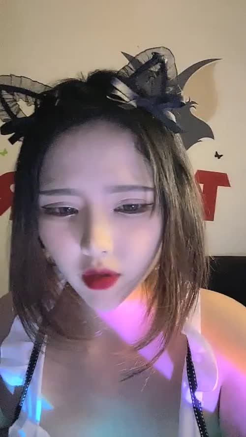 清纯面孔新人主播，连麦特写逼逼自慰和头套主播玩性游戏