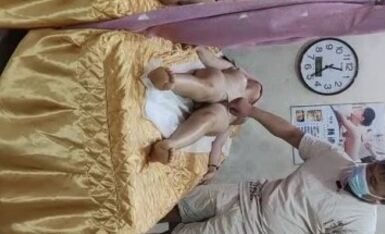 一帘之隔的4P，先按摩后啪啪，大鸡巴各种体位爆草伺候少妇