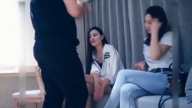 3P名场面，小哥找了俩丰满的韵味少妇骚货，轮流打炮想干谁就干谁，交叉着干，另一个在后边推着他屁股喊着 用力啊加油啊发射了