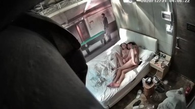 真实酒店偷拍到高质量情侣，妹子脸蛋儿不错