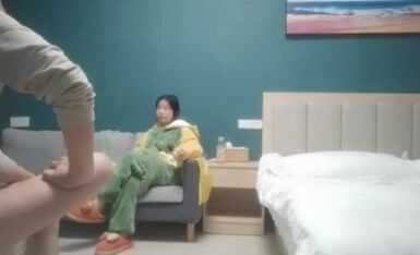 小夏寻花00后超嫩妹子返场，脱下衣服揉捏白嫩奶子