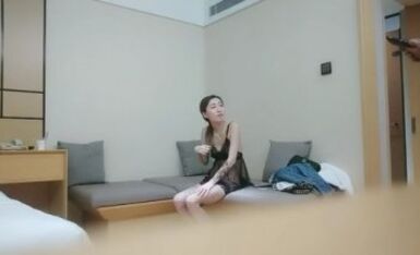 浪利战神约精品眼镜外围女，苗条身材大长腿奶子不小，穿上情趣透视装网袜