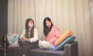 大屌哥网约两个极品清纯外围嫩妹激情双飞，舔着屌吸吮奶子