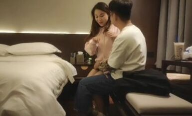 天美传媒工作室约卫衣小少妇，揉捏奶子吸吮，张开双腿一顿舔逼