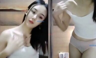 颜值小姐姐 ，清纯容颜，皎洁外貌，抽完一支烟，潇洒大秀，手指扣逼